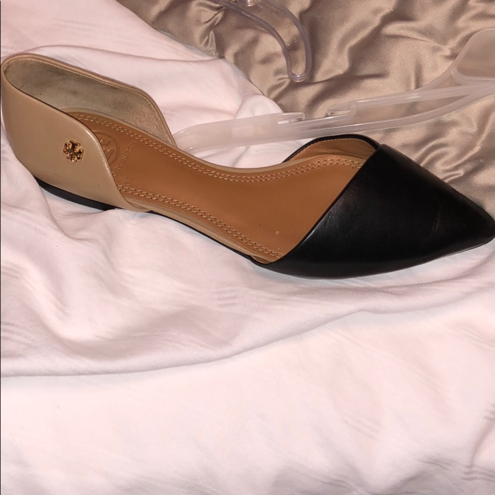 Tory Burch nude and black flats